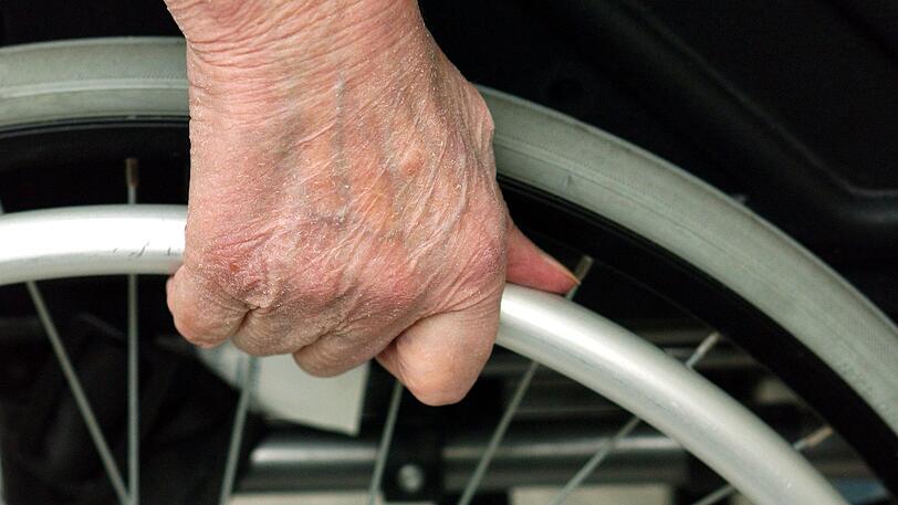 Der Rollstuhlfahrer wurde von dem Bus erfasst, er kam mit schweren Verletzungen in ein Krankenhaus.