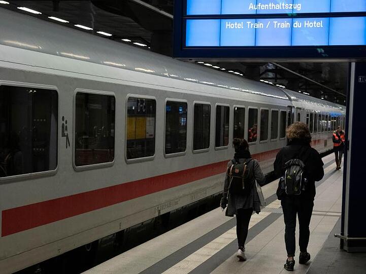 Viele Bahnkunden verbrachten die Nacht in Hotelzügen.