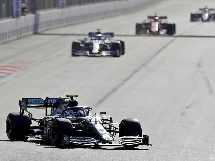 Mercedes-Pilot Valtteri Bottas fährt in Aserbaidschan einen Start-Ziel-Sieg ein.