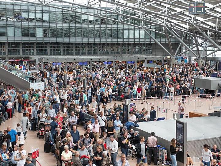 Flugreisende stehen während eines Stromausfalls im Flughafen. Bei der Schlichtungsstelle für den öffentlichen Personenverkehr ist die Zahl der Beschwerden über Flugreisen in diesem Jahr stark angestiegen.