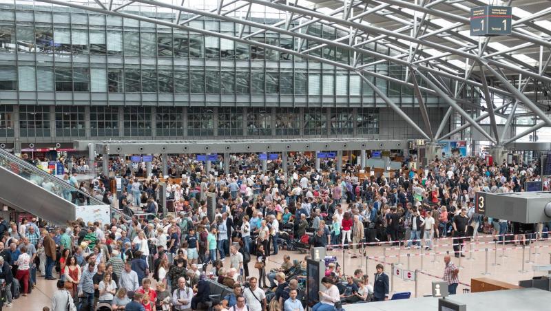 Flugreisende stehen während eines Stromausfalls im Flughafen. Bei der Schlichtungsstelle für den öffentlichen Personenverkehr ist die Zahl der Beschwerden über Flugreisen in diesem Jahr stark angestiegen. Flugreisende stehen während eines Stromausfalls im Flughafen. Bei der Schlichtungsstelle für den öffentlichen Personenverkehr ist die Zahl der Beschwerden über Flugreisen in diesem Jahr stark angestiegen.