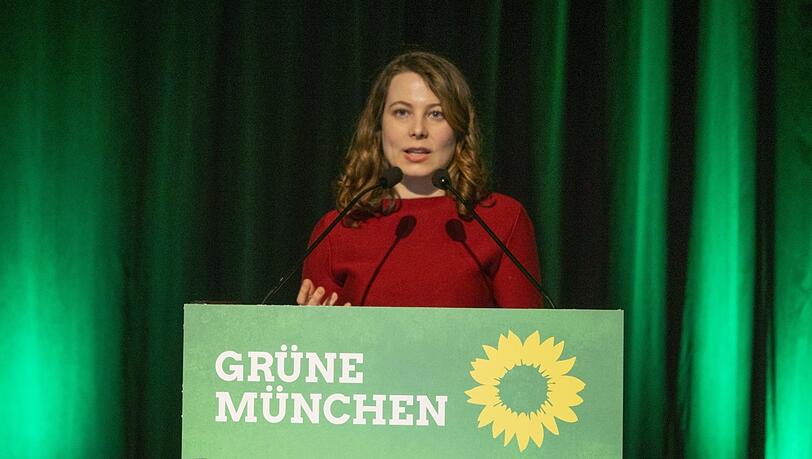 Jamila Schäfer als Rednerin auf einem Parteitag. Jamila Schäfer als Rednerin auf einem Parteitag.