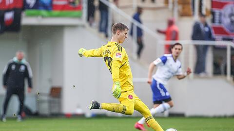 Peter Vindahl spielt den Ball.