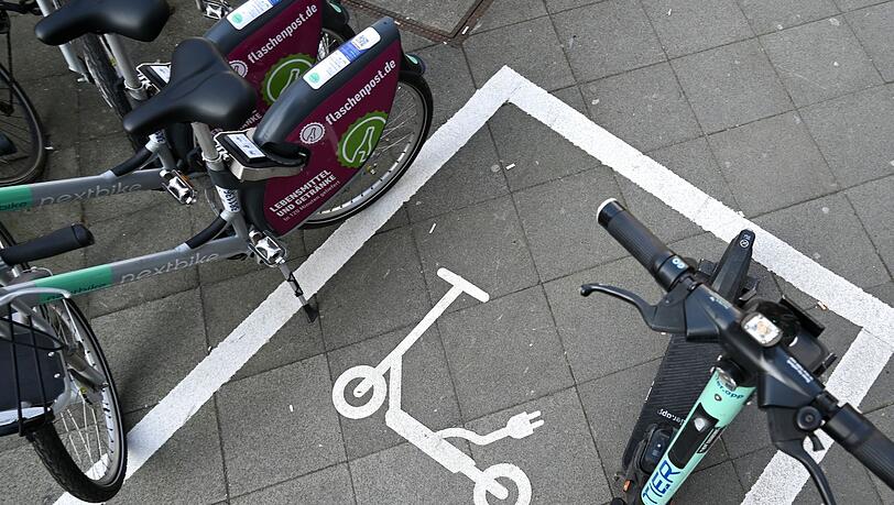 Ein Piktogramm weist auf eine Abstellfläche für E-Scooter hin. Die Stadt Frankfurt setzt seit einem Jahr auf kostenpflichtige Sondernutzungserlaubnisse für die Verleiher der Scooter.