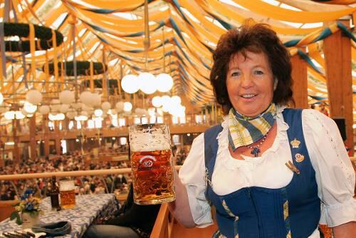 Edda (70): Seit 50 Jahren bedient die Münchnerin in der Bräurosl.