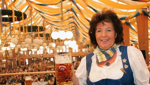 Edda (70): Seit 50 Jahren bedient die Münchnerin in der Bräurosl. Edda (70): Seit 50 Jahren bedient die Münchnerin in der Bräurosl.