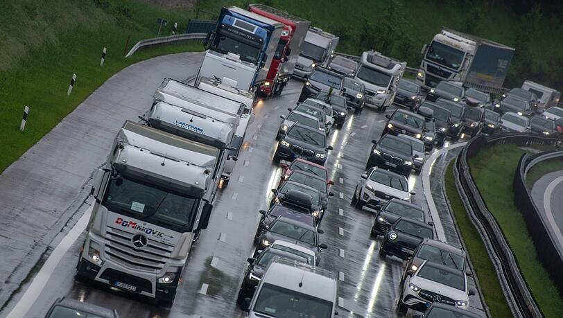 Volle Fahrbahnen auf der A8 in Richtung Süden.
