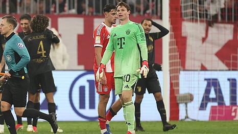 Entt&auml;uscht nach der Niederlage gegen Augsburg: Torh&uuml;ter Jonas Urbig.