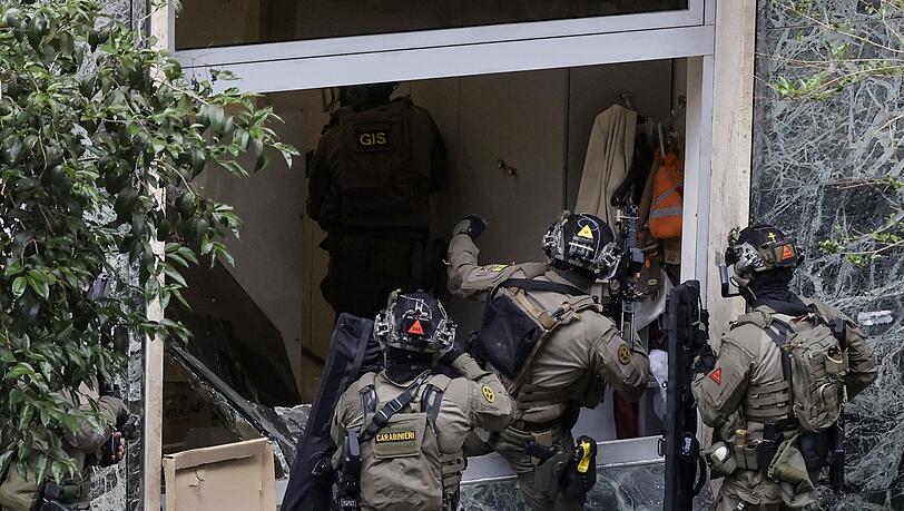 Eine Spezialeinheit der Carabinieri st&uuml;rmt w&auml;hrend eines &Uuml;berfalls eine Bank in Neapel.