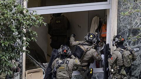 Eine Spezialeinheit der Carabinieri st&uuml;rmt w&auml;hrend eines &Uuml;berfalls eine Bank in Neapel.