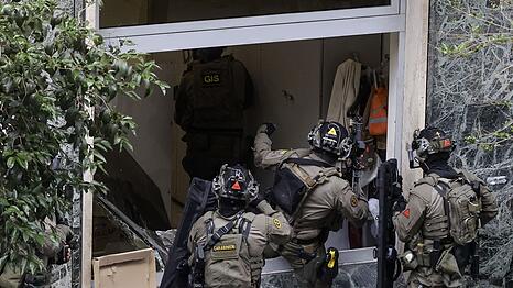 Eine Spezialeinheit der Carabinieri st&uuml;rmt w&auml;hrend eines &Uuml;berfalls eine Bank in Neapel.