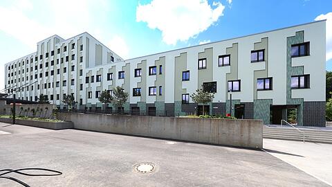 F&uuml;nf Jahre wurde daran gebaut, knapp 300 Millionen Euro hat er gekostet: der Neubau der M&uuml;nchen Klinik Harlaching. In gut drei Wochen ziehen alle Abteilungen aus f&uuml;nf Bestandsgeb&auml;uden hier unter ein Dach.