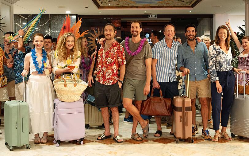 Ein prominentes Ensemble für den "perfekten Urlaub": Für das Sequel zu "Das perfekte Geheimnis" standen (von links) Karoline Herfurth, Diana Amft, Frederick Lau, Florian David Fitz, Wotan Wilke Möhring, Elyas M'Barek und Jessica Schwarz vor der Kamera. Ein prominentes Ensemble für den "perfekten Urlaub": Für das Sequel zu "Das perfekte Geheimnis" standen (von links) Karoline Herfurth, Diana Amft, Frederick Lau, Florian David Fitz, Wotan Wilke Möhring, Elyas M'Barek und Jessica Schwarz vor der Kamera.