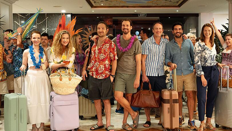 Ein prominentes Ensemble für den "perfekten Urlaub": Für das Sequel zu "Das perfekte Geheimnis" standen (von links) Karoline Herfurth, Diana Amft, Frederick Lau, Florian David Fitz, Wotan Wilke Möhring, Elyas M'Barek und Jessica Schwarz vor der Kamera. Ein prominentes Ensemble für den "perfekten Urlaub": Für das Sequel zu "Das perfekte Geheimnis" standen (von links) Karoline Herfurth, Diana Amft, Frederick Lau, Florian David Fitz, Wotan Wilke Möhring, Elyas M'Barek und Jessica Schwarz vor der Kamera.