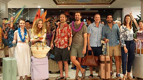 Ein prominentes Ensemble f&uuml;r den "perfekten Urlaub": F&uuml;r das Sequel zu "Das perfekte Geheimnis" standen (von links) Karoline Herfurth, Diana Amft, Frederick Lau, Florian David Fitz, Wotan Wilke M&ouml;hring, Elyas M'Barek und Jessica Schwarz vor der Kamera.
