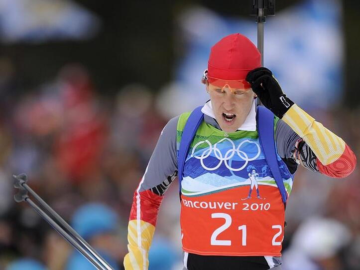 Kati Wilhelm setzt nach dem Schießen ihre Brille auf.