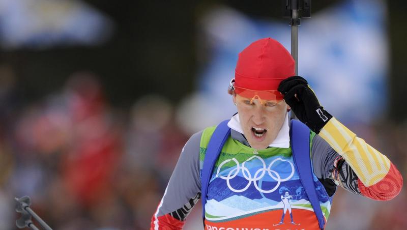 Kati Wilhelm setzt nach dem Schießen ihre Brille auf. Kati Wilhelm setzt nach dem Schießen ihre Brille auf.