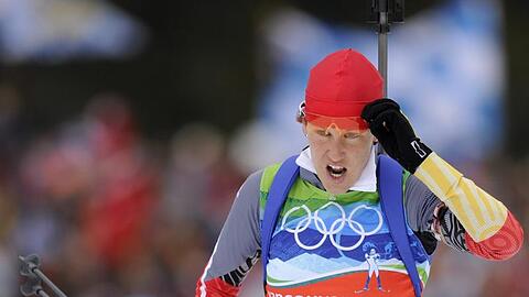 Kati Wilhelm setzt nach dem Schießen ihre Brille auf.