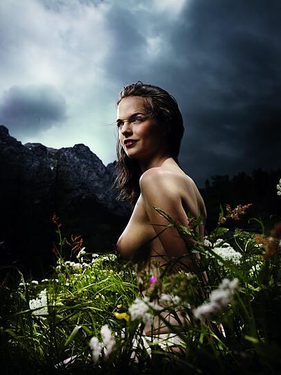 August: Irene im Blumenfeld.