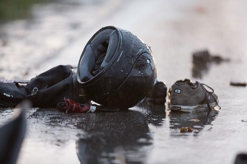 Weil ein Autofahrer (84) ein Motorrad übersehen hat, kommt es bei Ainring zu einem schweren Verkehrsunfall. Der Motorradfahrer wird schwer verletzt, seine Sozia, eine 20-jährige Schülerin, stirbt.