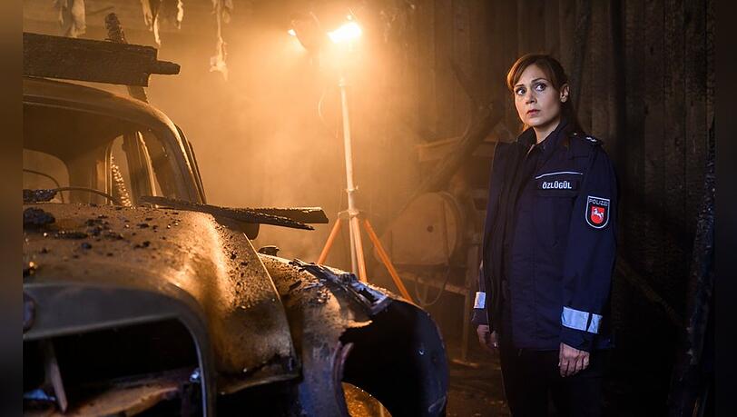 "Friesland: Feuerteufel": Süher Özlügül (Sophie Dal) steht vor einem Rätsel.
