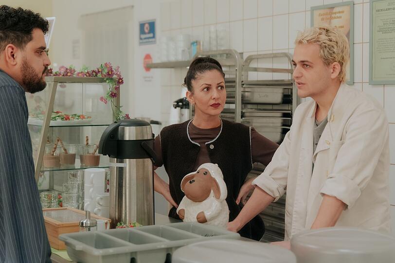 Tülin Sezgin hat eine Nebenrolle in "Nine to Five - Das Amt". Die Charaktere der Serie wie etwa Orkan (Yasin El Harrouk, links) und Roland (David Ali Rashed) basieren auf Sketchvideos von ihr. Tülin Sezgin hat eine Nebenrolle in "Nine to Five - Das Amt". Die Charaktere der Serie wie etwa Orkan (Yasin El Harrouk, links) und Roland (David Ali Rashed) basieren auf Sketchvideos von ihr.