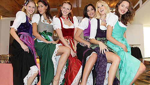 Zeigt her eure Beine - Models präsentieren die Loden-Frey Wiesn-Mode Zeigt her eure Beine - Models präsentieren die Loden-Frey Wiesn-Mode