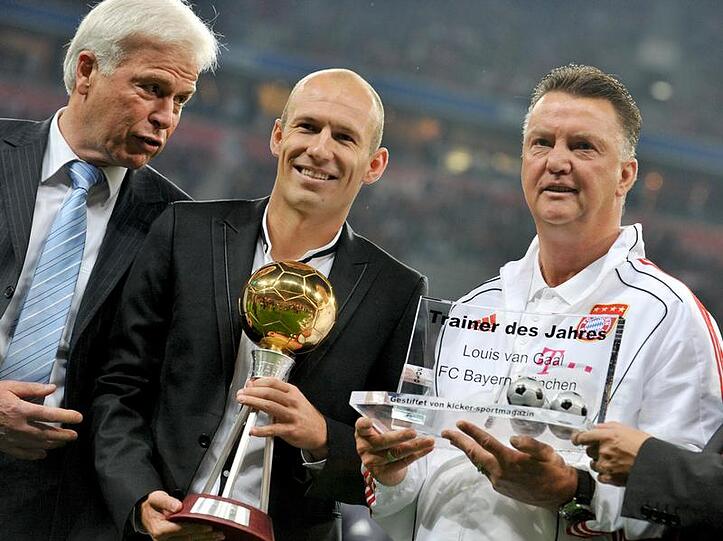 Arjen Robben (M) und Trainer Louis van Gaal (r) werden von Rainer Holzschuh ausgezeichnet.