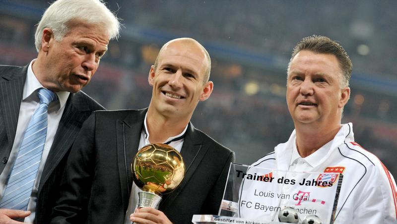 Arjen Robben (M) und Trainer Louis van Gaal (r) werden von Rainer Holzschuh ausgezeichnet. Arjen Robben (M) und Trainer Louis van Gaal (r) werden von Rainer Holzschuh ausgezeichnet.