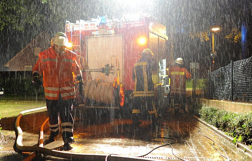 Ein heftiges Unwetter hat am Mittwochabend zahlreiche Keller im Landkreis Schaumburg geflutet. In Rinteln war die Feuerwehr mit 250 Kräften im Einsatz.