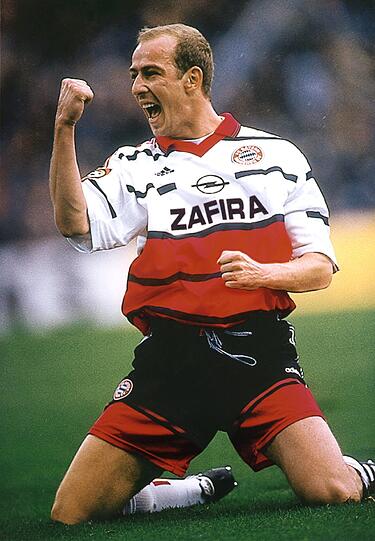 Mario Basler jubelt 1999 im Auswärtstrikot des FC Bayern.