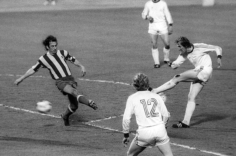 Der Schicksals-Schuss: Bayerns Schwarzenbeck (r.) trifft und erzwingt 1974 gegen Atlético ein Wiederholungsspiel.
