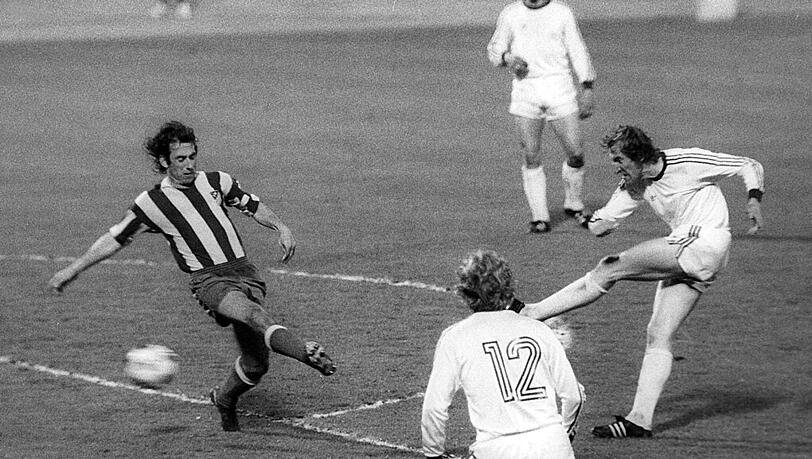 Der Schicksals-Schuss: Bayerns Schwarzenbeck (r.) trifft und erzwingt 1974 gegen Atlético ein Wiederholungsspiel. Der Schicksals-Schuss: Bayerns Schwarzenbeck (r.) trifft und erzwingt 1974 gegen Atlético ein Wiederholungsspiel.