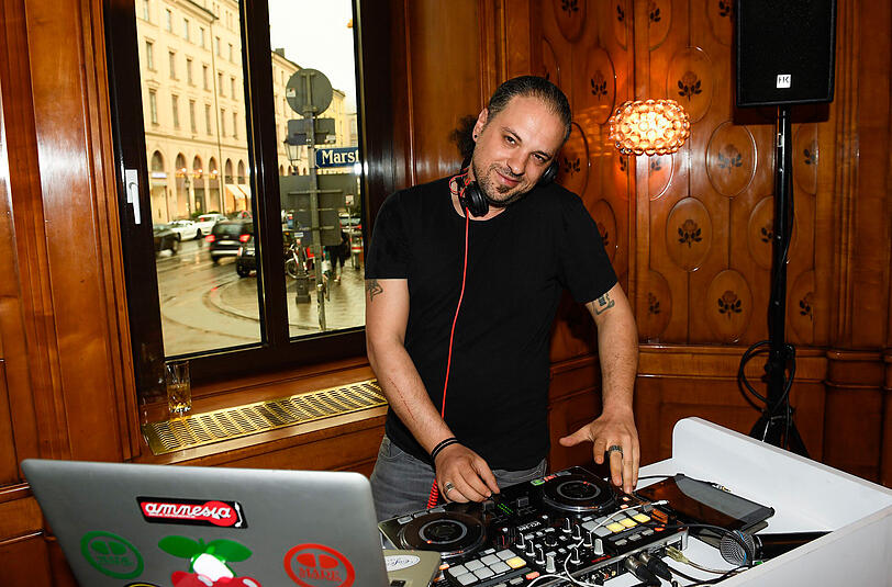 DJ bam*b bei der Party zum "Tag und Nacht der 1000PS"-Event im Hotel Vier Jahreszeiten Kempinski.