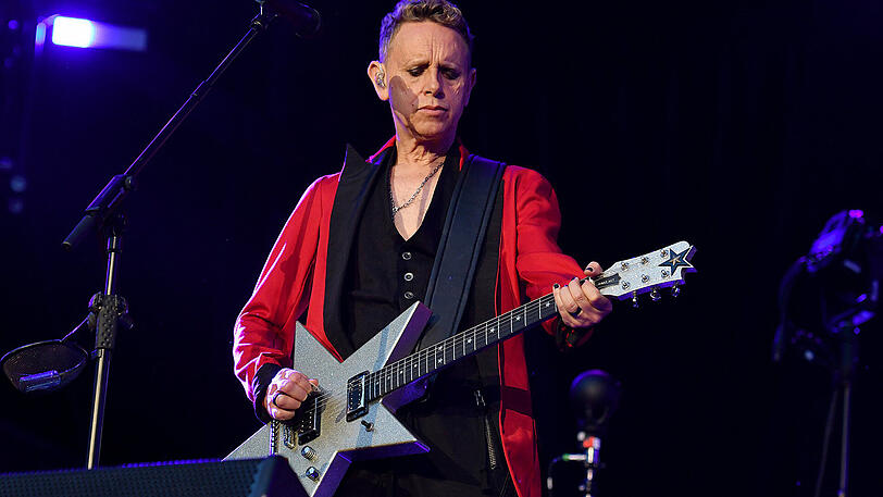 Depeche Mode um Sänger Dave Gahan und Gitarrist Martin Gore begeisterten mit Klassikern und Songs des neuen Albums die Massen im Münchner Olympiastadion.
