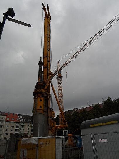 Mit der Bohrmaschine werden bis zu 180 Pfähle in die Erde gepresst...