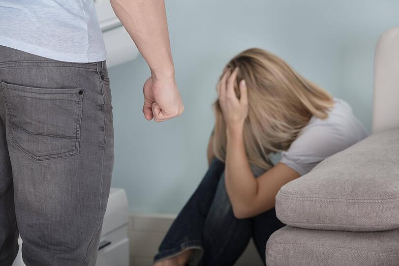 Nach einem gemeinsamen Abend, wollte eine Frau bei ihrem Bekannten auf dem Sofa übernachten. (Symbolfoto)