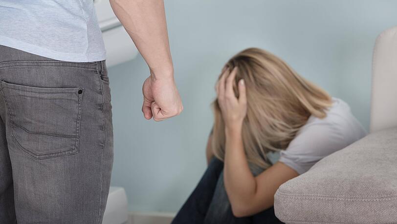 Nach einem gemeinsamen Abend, wollte eine Frau bei ihrem Bekannten auf dem Sofa übernachten. (Symbolfoto) Nach einem gemeinsamen Abend, wollte eine Frau bei ihrem Bekannten auf dem Sofa übernachten. (Symbolfoto)