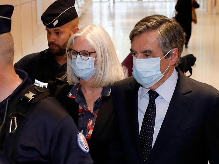 Francois Fillon (r), ehemaliger Premierminister von Frankreich, und seine Frau Penelope Fillon (2.v.r) beim Verlassen des Gerichtsgebäudes.