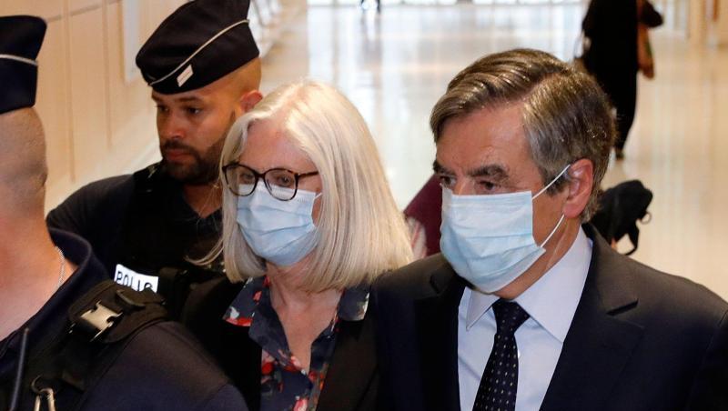 Francois Fillon (r), ehemaliger Premierminister von Frankreich, und seine Frau Penelope Fillon (2.v.r) beim Verlassen des Gerichtsgebäudes. Francois Fillon (r), ehemaliger Premierminister von Frankreich, und seine Frau Penelope Fillon (2.v.r) beim Verlassen des Gerichtsgebäudes.