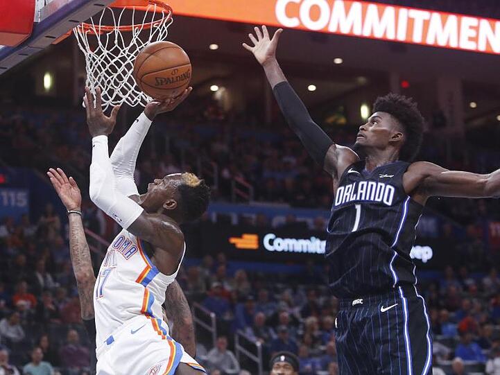 Feierte mit seinen Oklahoma City Thunder einen Sieg: Dennis Schröder (l).