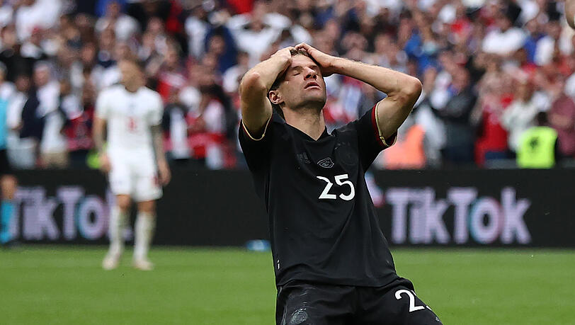 Thomas Müller vergibt gegen England freistehend vor dem Tor.
