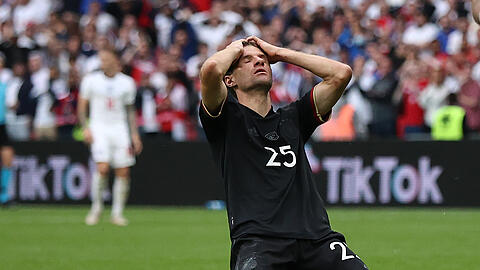 Thomas Müller vergibt gegen England freistehend vor dem Tor.