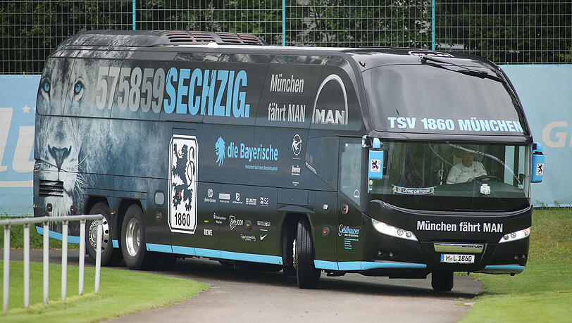 Der Mannschaftsbus des TSV 1860 sollte vor dem Spiel in Halle durchsucht werden. (Archivbild)