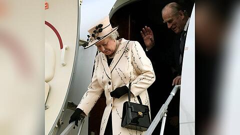 Königin Elisabeth II. und ihr Ehemann Prinz Philip während einer Flugreise.