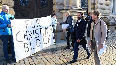 "Für Christina Block" war vor Verhandlungsbeginn auf einem Plakat vor dem Landgericht zu lesen.