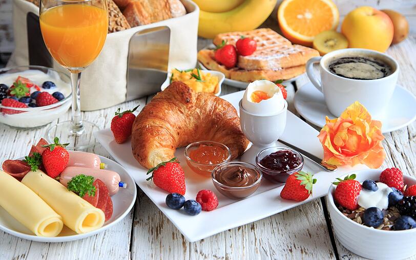 Nach dem Aufstehen ist f&uuml;r viele Croissant, Kaffee und Co. unverzichtbar. Doch nicht jedes Lebensmittel ist geeignet, um ohne Unterlage gegessen oder getrunken zu werden. Erfahren Sie in unserer Galerie, auf was Sie morgens lieber verzichten sollten und was Sie stattdessen bedenkenlos genie&szlig;en k&ouml;nnen.