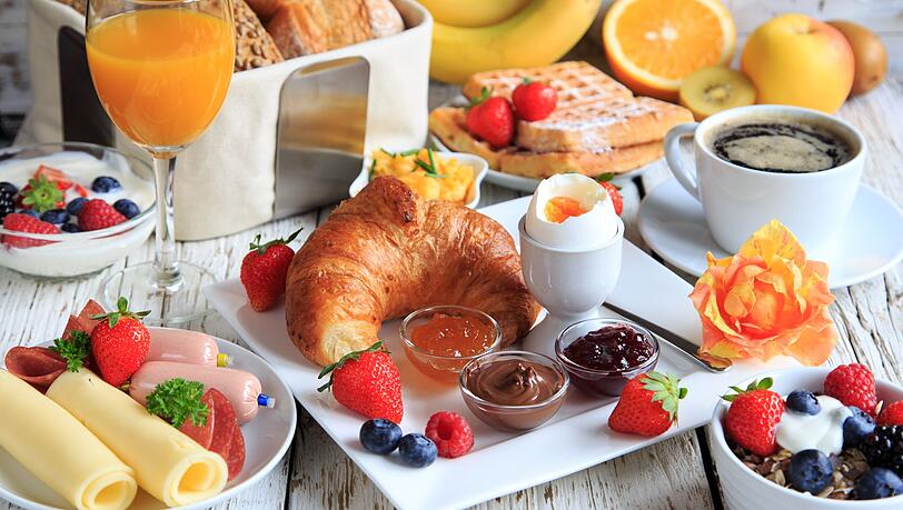 Nach dem Aufstehen ist für viele Croissant, Kaffee und Co. unverzichtbar. Doch nicht jedes Lebensmittel ist geeignet, um ohne Unterlage gegessen oder getrunken zu werden. Erfahren Sie in unserer Galerie, auf was Sie morgens lieber verzichten sollten und was Sie stattdessen bedenkenlos genießen können. Nach dem Aufstehen ist für viele Croissant, Kaffee und Co. unverzichtbar. Doch nicht jedes Lebensmittel ist geeignet, um ohne Unterlage gegessen oder getrunken zu werden. Erfahren Sie in unserer Galerie, auf was Sie morgens lieber verzichten sollten und was Sie stattdessen bedenkenlos genießen können.