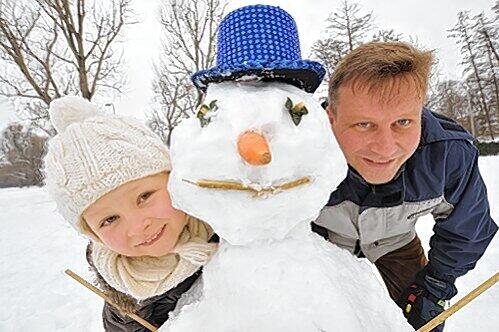 Baute vorm Urlaub noch schnell einen Schneemann: Lara (7) mit Papa Erwin Schultz.