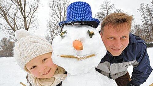 Baute vorm Urlaub noch schnell einen Schneemann: Lara (7) mit Papa Erwin Schultz.